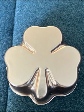 Vintage 3 Cup Copper Colored Aluminum Clover Mold Jello Cake Candy Or Wall Decor